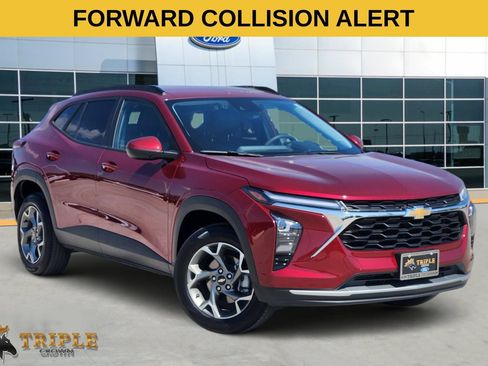 Used 2025 Chevrolet Trax LT FWD image 1