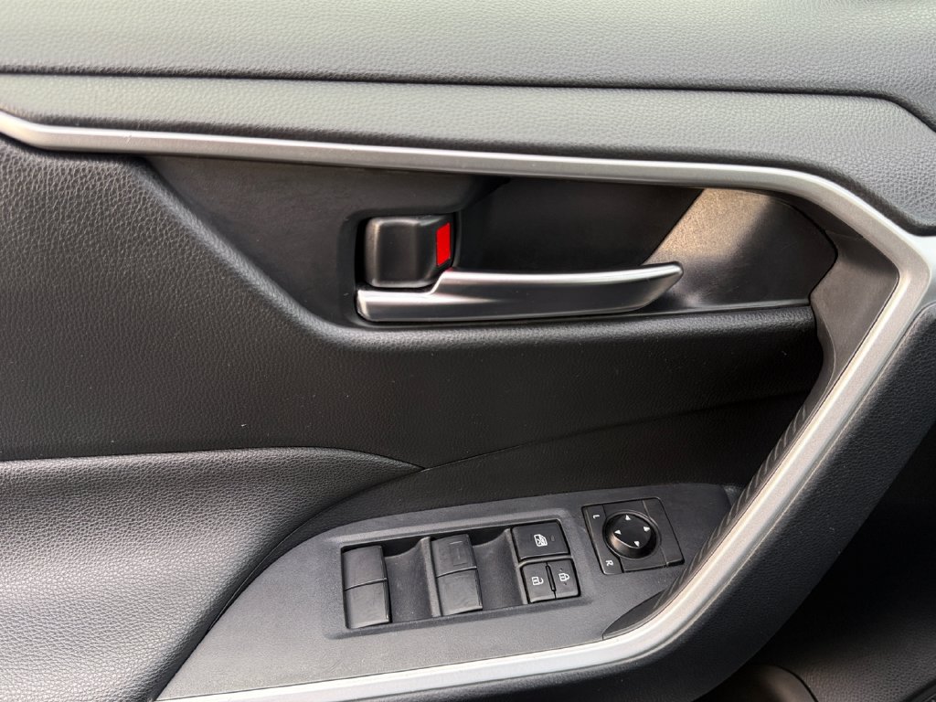 Used 2019 Toyota RAV4 XLE FWD image 11