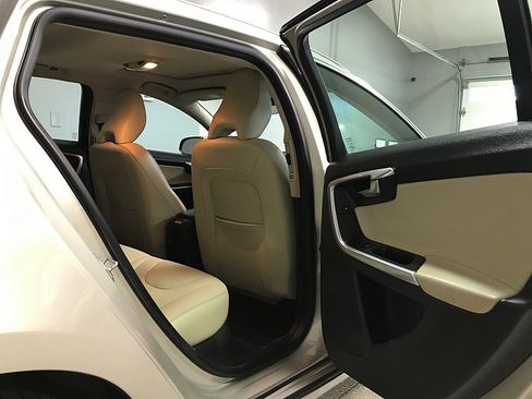 Used 2017 Volvo V60 T5 Platinum FWD image 15