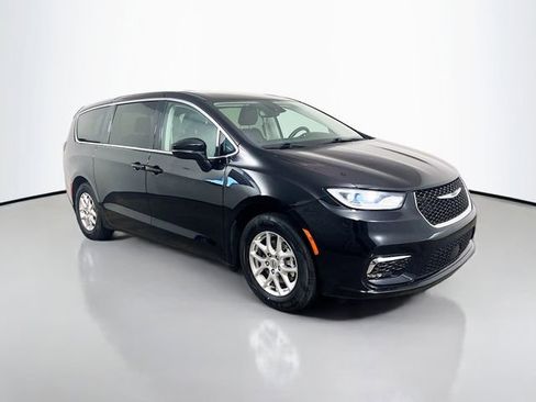 Used 2024 Chrysler Pacifica Touring-L image 23