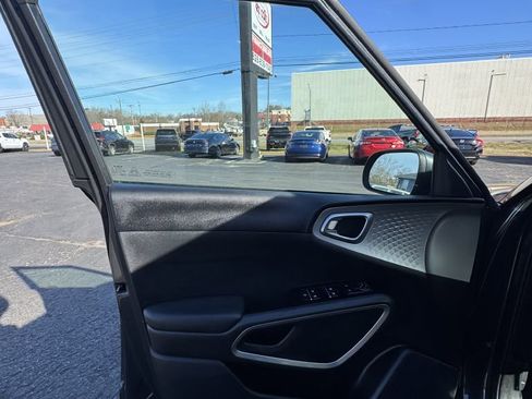 Used 2025 Kia Soul LX image 12