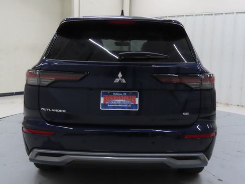 Used 2025 Mitsubishi Outlander SE FWD image 4
