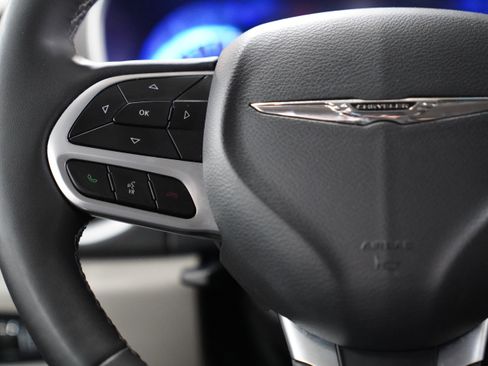 Used 2024 Chrysler Pacifica Touring-L image 21