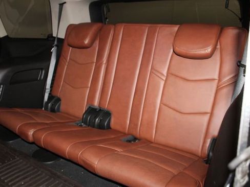 Used 2018 Cadillac Escalade Luxury AWD/4WD image 10