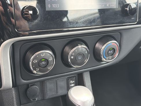 Used 2018 Toyota Corolla L FWD image 35