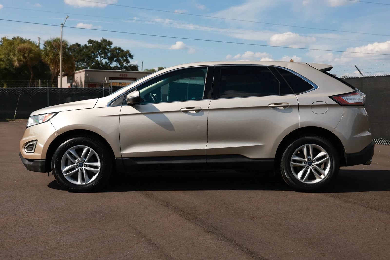 Used 2018 Ford Edge SEL w/ Equipment Group 201A FWD image 2