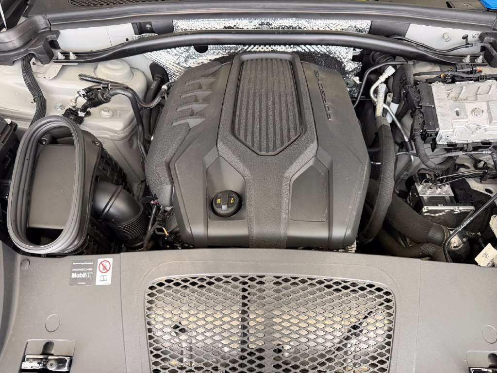 Certified 2026 Porsche Macan AWD/4WD image 28
