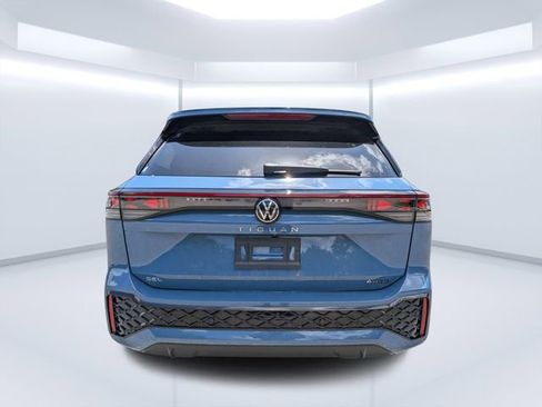 Certified 2025 Volkswagen Tiguan SEL R-Line AWD/4WD image 4