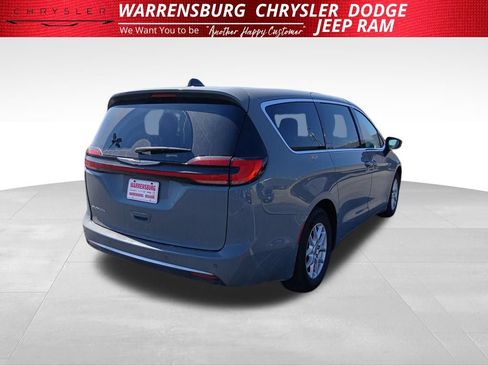 Used 2023 Chrysler Pacifica Touring-L FWD image 3