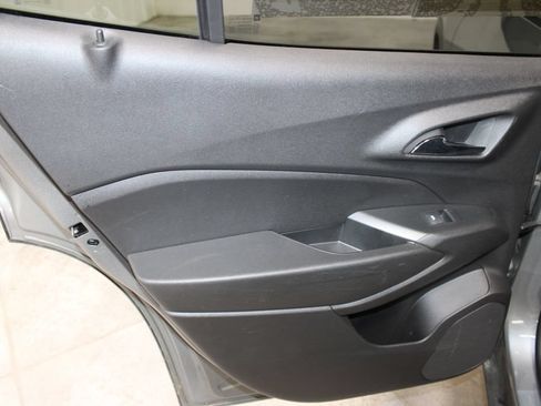 Used 2025 Chevrolet Trax LT FWD image 17