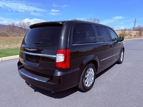Used 2015 Chrysler Town & Country Touring image 6
