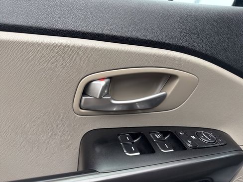 Used 2021 Kia Sedona LX image 12