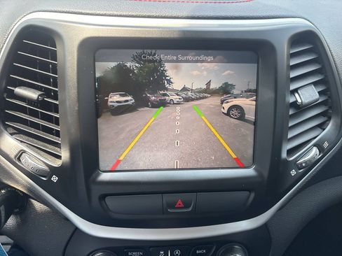 Used 2015 Jeep Cherokee Trailhawk AWD/4WD image 19