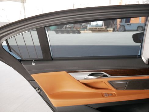 Used 2020 BMW 740i w/ Premium Package image 28