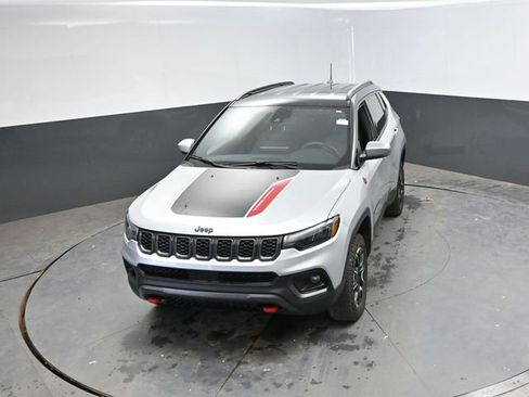 Used 2025 Jeep Compass Trailhawk AWD/4WD image 32