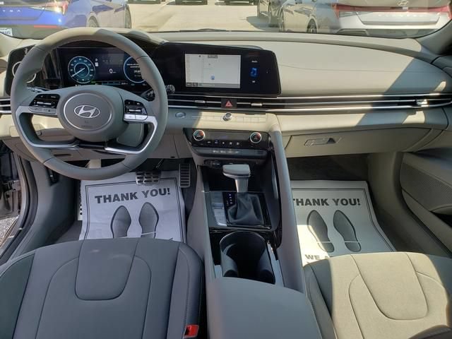 Certified 2025 Hyundai Elantra SEL FWD image 11