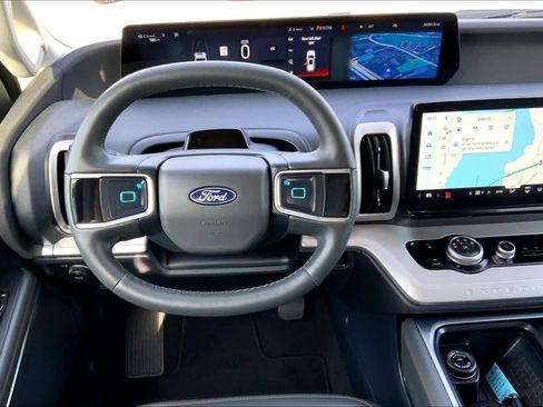 Used 2025 Ford Expedition Active AWD/4WD image 6