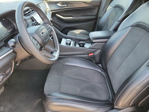 Used 2024 Jeep Grand Cherokee Altitude AWD/4WD image 3