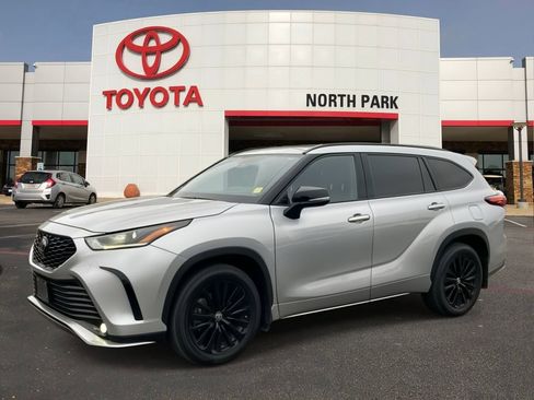 Certified 2025 Toyota Highlander XSE AWD/4WD image 1
