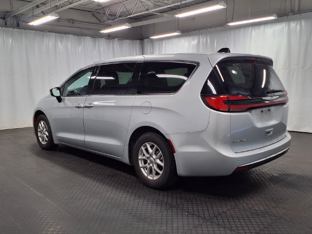 Used 2024 Chrysler Pacifica Touring-L FWD image 2