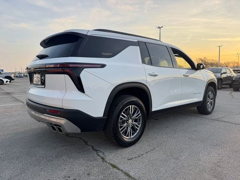 Used 2025 Chevrolet Traverse LT image 6