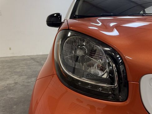 Used 2016 smart fortwo passion RWD image 11