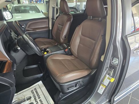 Used 2017 Toyota Sienna Limited Premium w/ Advanced Technology Package image 9