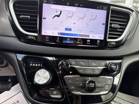 Used 2025 Chrysler Pacifica Select FWD image 20