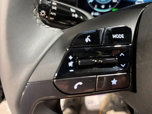 New 2025 Hyundai Elantra Limited image 40