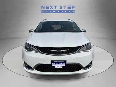 Used 2018 Chrysler Pacifica Limited w/ Tire & Wheel Group image 2