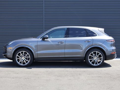 Used 2023 Porsche Cayenne AWD/4WD image 2