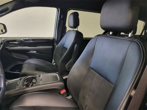Used 2018 Dodge Grand Caravan SXT w/ Driver Convenience Group image 12