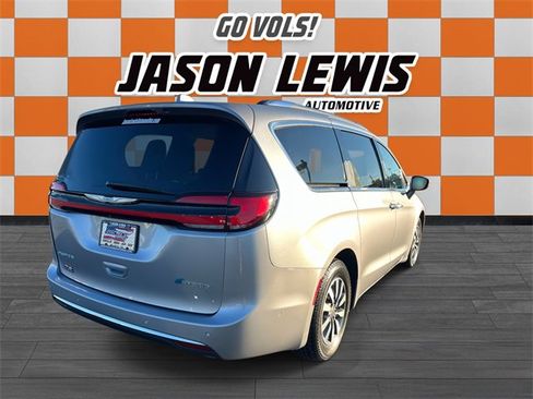 Used 2021 Chrysler Pacifica Touring-L image 4