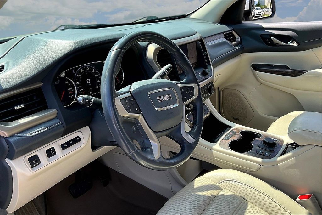 Used 2020 GMC Acadia Denali w/ Technology Package FWD image 17