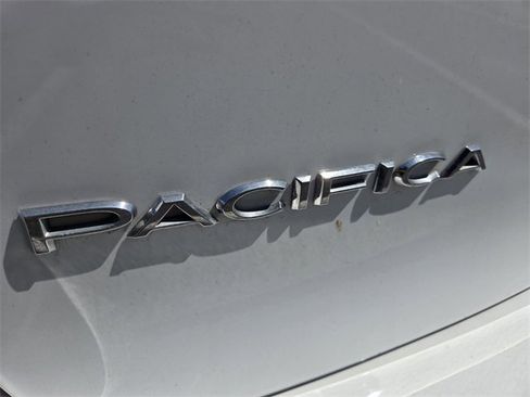 Used 2023 Chrysler Pacifica Touring-L image 7