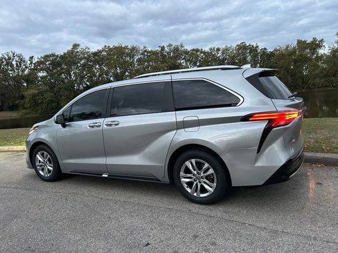 Used 2022 Toyota Sienna Limited image 3