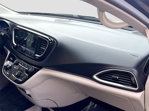 Used 2022 Chrysler Pacifica Touring-L image 29