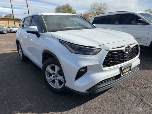Used 2023 Toyota Highlander LE image 2