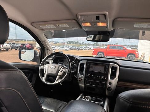 Used 2018 Nissan Titan SL image 27