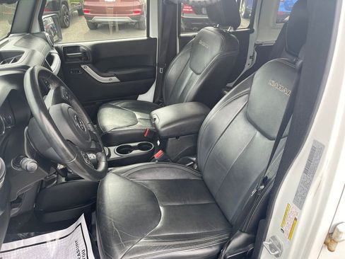 Used 2017 Jeep Wrangler Unlimited Sahara w/ Connectivity Group AWD/4WD image 13