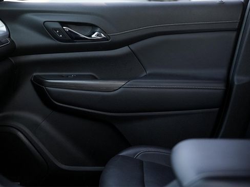 Used 2023 GMC Acadia SLT image 12