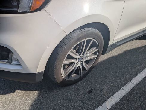 Used 2021 Ford Edge Titanium image 3