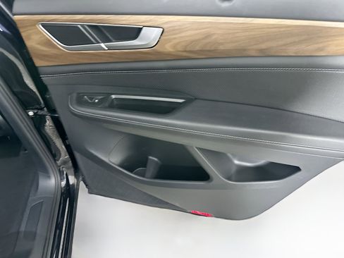 Used 2025 Volkswagen Atlas SE image 32