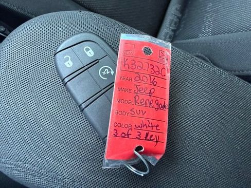 Used 2016 Jeep Renegade Latitude AWD/4WD image 39
