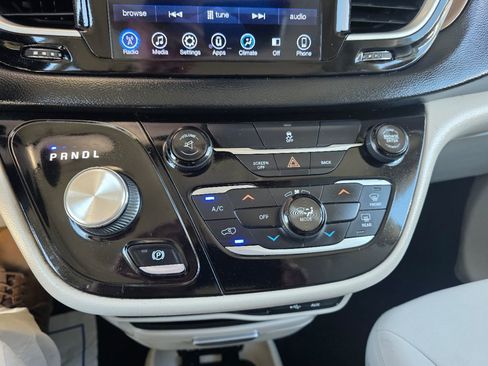 Used 2017 Chrysler Pacifica Touring w/ Tire & Wheel Group FWD image 22