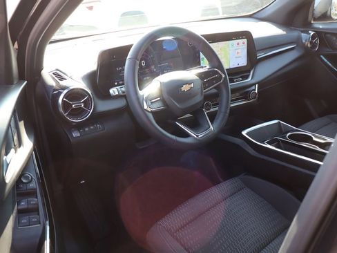 Used 2025 Chevrolet Equinox LT w/ Safety and Technology Package image 12