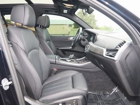 Used 2021 BMW X5 M50i image 13
