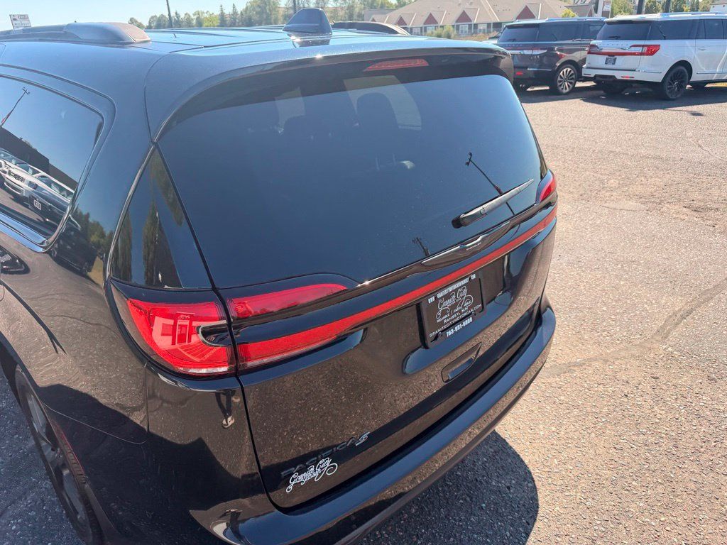 Used 2021 Chrysler Pacifica Touring-L w/ Uconnect Theater Family Group AWD/4WD image 16