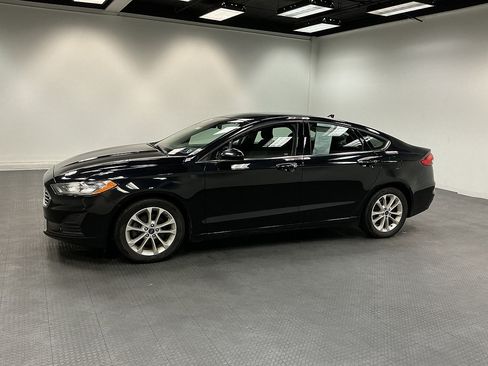 Used 2019 Ford Fusion SE FWD image 2