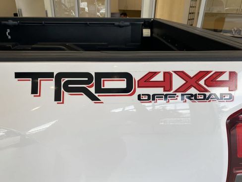 Used 2018 Toyota Tacoma TRD Off-Road w/ Technology Package AWD/4WD image 12